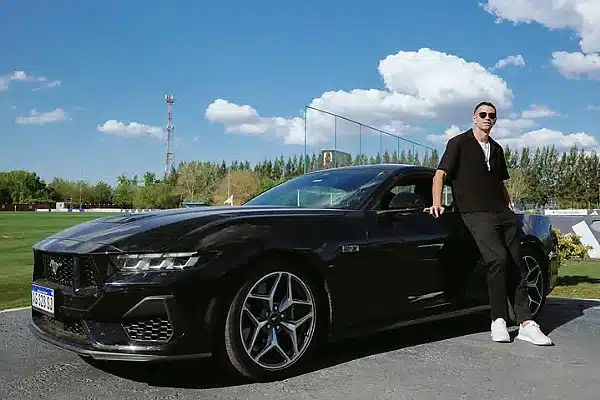 Chelsea Goalkeeper Emiliano “Dibu” Martínez Receives New Ford Mustang GT From Ford Argentina
