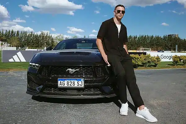 Chelsea Goalkeeper Emiliano “Dibu” Martínez Receives New Ford Mustang GT From Ford Argentina